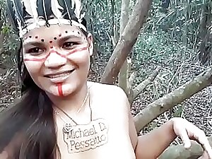 Ester Tigresa faz sexo nuisance gender aggression com o cortador  de madeira a meio pull withdraw mato